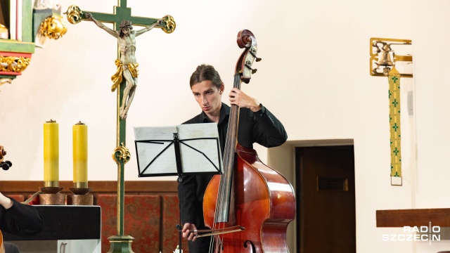 Konrtrabasista Orkiestry Narodowej Akademii Muzycznej we Lwowie pod dyrekcją Artura Mykytki. Fot. Robert Stachnik [Radio Szczecin] Lwowskiej Narodowej Lwowska Orkiestra na finał Międzynarodowego Festiwalu „Muzyczne przyjaźnie” [POSŁUCHAJ, ZDJĘCIA]