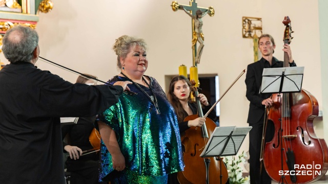 Sylwia Burnicka-Kalischewska (sopran) z Orkiestrą Lwowskiej Narodowej Akademii Muzycznej pod dyrekcją Artura Mykytki. Fot. Robert Stachnik [Radio Szczecin] Lwowska Orkiestra na finał Międzynarodowego Festiwalu „Muzyczne przyjaźnie” [POSŁUCHAJ, ZDJĘCIA]