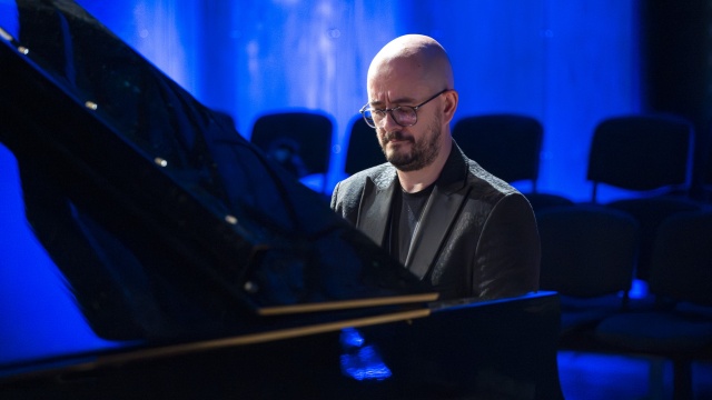 Michał Francuz – pianista. Fot. Maciej Papke [Radio Szczecin] Najwybitniejsi uczniowie Mikołaja Szczęsnego w Jego 80. rocznicę urodzin i 15. śmierci [POSŁUCHAJ, ZDJĘCIA]
