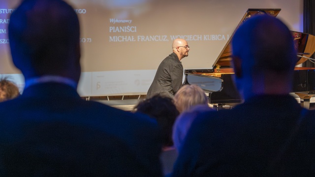 Michał Francuz – pianista. Fot. Maciej Papke [Radio Szczecin] Najwybitniejsi uczniowie Mikołaja Szczęsnego w Jego 80. rocznicę urodzin i 15. śmierci [POSŁUCHAJ, ZDJĘCIA]