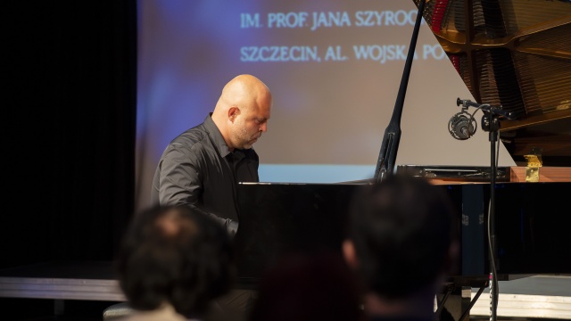 Sławomir Wilk – pianista. Fot. Maciej Papke [Radio Szczecin] Najwybitniejsi uczniowie Mikołaja Szczęsnego w Jego 80. rocznicę urodzin i 15. śmierci [POSŁUCHAJ, ZDJĘCIA]