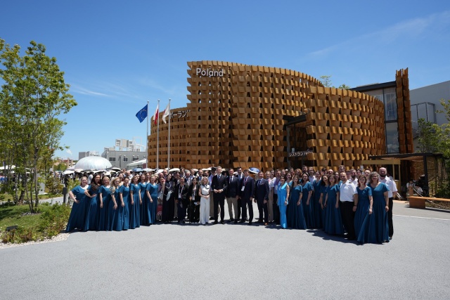 Chór Politechniki Morskiej w Szczecinie przed polskim pawilonem Światowej Wystawy Expo 2025 w Osace w Japonii. Fot. Materiały prasowe chóru Azjatyckie wojaże Chóru Politechniki Morskiej [ROZMOWA, ZDJĘCIA]