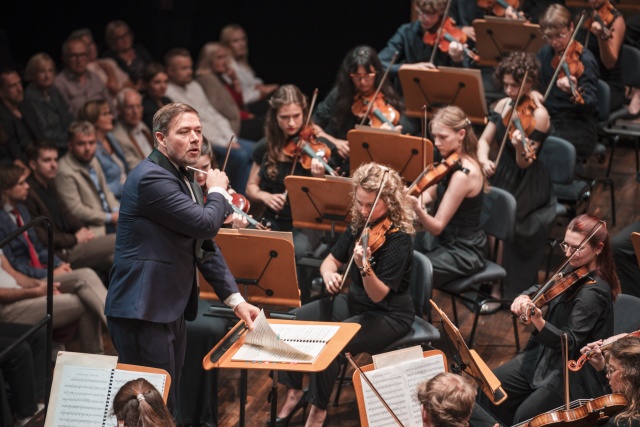 Przemysław Neumann dyryguje International Lutosławski Youth Orchestra 2025 w Złotej Sali Filharmonii im. Mieczysława Karłowicza w Szczecinie. Fot. Piotr Nykowski Wirtuozowski finał projektu ILYO 2025 w Filharmonii w Szczecinie i lipskim Gewandhausie [POSŁUCHAJ, ZDJĘCIA]
