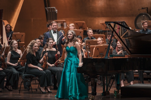 Aleksandra Świgut – pianistka przyjmuje owacyjne brawa publiczności Złotej Sali Filharmonii im. Mieczysława Karłowicza w Szczecinie. Fot. Piotr Nykowski Wirtuozowski finał projektu ILYO 2025 w Filharmonii w Szczecinie i lipskim Gewandhausie [POSŁUCHAJ, ZDJĘCIA]