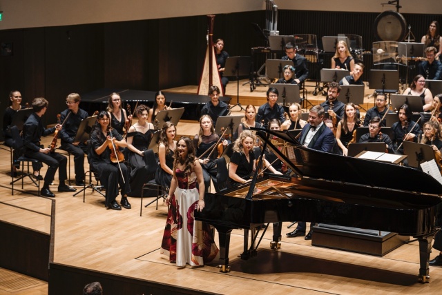 Aleksandra Świgut – pianistka przyjmuje owacyjne brawa publiczności Grand Hall lipskiego Gewandausu. Fot. Piotr Nykowski Wirtuozowski finał projektu ILYO 2025 w Filharmonii w Szczecinie i lipskim Gewandhausie [POSŁUCHAJ, ZDJĘCIA]