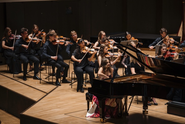 Aleksandra Świgut – pianistka gra z International Lutosławski Youth Orchestra 2025 pod batutą Przemysława Neumanna w Grand Hall lipskiego Gewandausu. Fot. Piotr Nykowski Wirtuozowski finał projektu ILYO 2025 w Filharmonii w Szczecinie i lipskim Gewandhausie [POSŁUCHAJ, ZDJĘCIA]