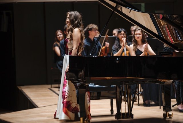 Aleksandra Świgut – pianistka przyjmuje owacyjne brawa publiczności Grand Hall lipskiego Gewandausu. Fot. Piotr Nykowski Wirtuozowski finał projektu ILYO 2025 w Filharmonii w Szczecinie i lipskim Gewandhausie [POSŁUCHAJ, ZDJĘCIA]