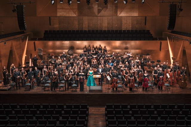 Aleksandra Świgut – pianistka z International Lutosławski Youth Orchestra 2025 pod dyrekcją Przemysława Neumanna w Złotej Sali Filharmonii im. Mieczysława Karłowicza w Szczecinie. Fot. Piotr Nykowski Wirtuozowski finał projektu ILYO 2025 w Filharmonii w Szczecinie i lipskim Gewandhausie [POSŁUCHAJ, ZDJĘCIA]