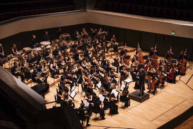 International Lutosławski Youth Orchestra 2025 pod batutą Przemysława Neumanna w Grand Hall lipskiego Gewandhausu. Fot. Piotr Nykowski Wirtuozowski finał projektu ILYO 2025 w Filharmonii w Szczecinie i lipskim Gewandhausie [POSŁUCHAJ, ZDJĘCIA]