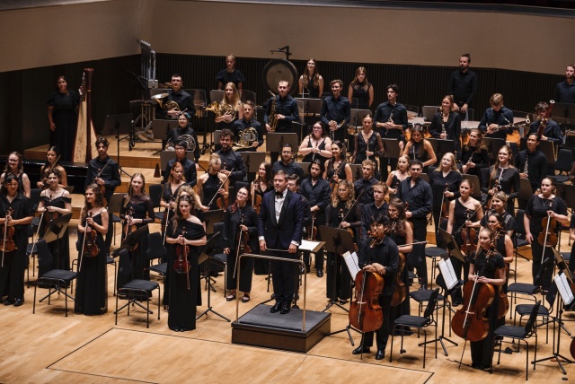 Przemysław Neumann – dyrygent i International Lutosławski Youth Orchestra 2025 przyjmują owacyjne brawa publiczności Grand Hall lipskiego Gewandhausu. Fot. Piotr Nykowski Wirtuozowski finał projektu ILYO 2025 w Filharmonii w Szczecinie i lipskim Gewandhausie [POSŁUCHAJ, ZDJĘCIA]