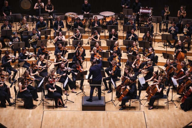 International Lutosławski Youth Orchestra 2025 pod batutą Przemysława Neumanna w Grand Hall lipskiego Gewandhausu. Fot. Piotr Nykowski Wirtuozowski finał projektu ILYO 2025 w Filharmonii w Szczecinie i lipskim Gewandhausie [POSŁUCHAJ, ZDJĘCIA]