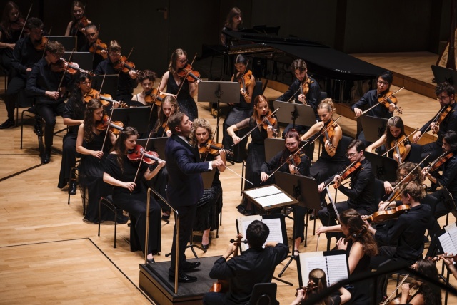 Przemysław Neumann dyryguje International Lutosławski Youth Orchestra 2025 w Grand Hall lipskiego Gewandhausu. Fot. Piotr Nykowski Wirtuozowski finał projektu ILYO 2025 w Filharmonii w Szczecinie i lipskim Gewandhausie [POSŁUCHAJ, ZDJĘCIA]