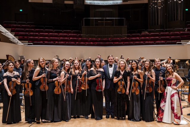 Aleksandra Świgut – pianistka (pierwsza z prawej), Przemysław Neumann – dyrygent (w środku) oraz International Lutosławski Youth Orchestra 2025 po owacyjnie przyjętym koncercie w Grand Hall lipskiego Gewandhausu. Fot. Piotr Nykowski Wirtuozowski finał projektu ILYO 2025 w Filharmonii w Szczecinie i lipskim Gewandhausie [POSŁUCHAJ, ZDJĘCIA]