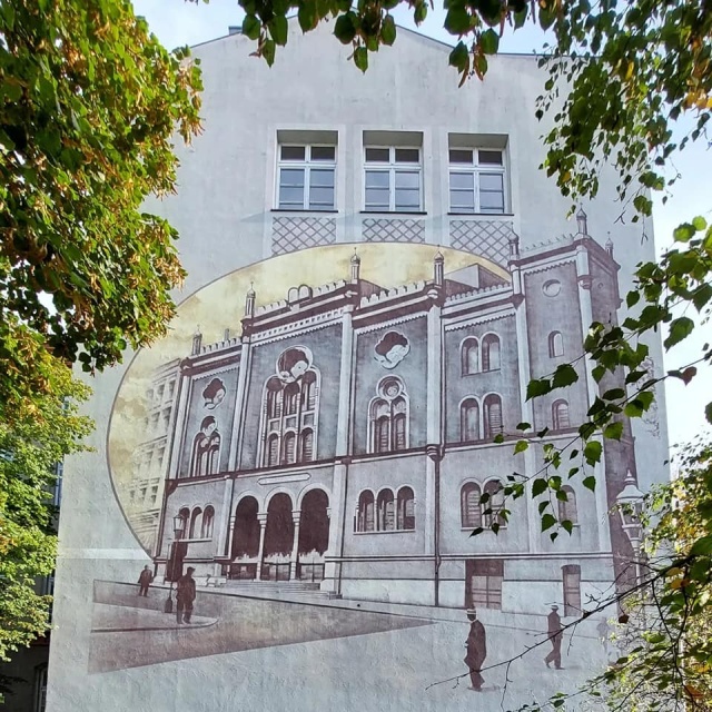 Kończą się prace nad muralem przedstawiającym Nową Synagogę [POSŁUCHAJ]