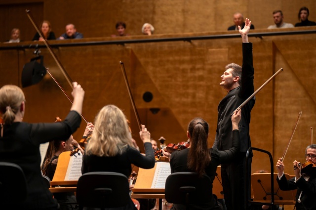 Jakub Przybycień  Istota elegancji w Złotej Sali Filharmonii [ROZMOWA z DYRYGENTEM, ZDJĘCIA]