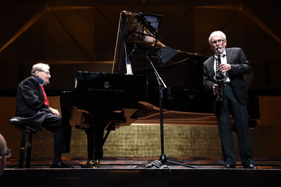 Adam Makowicz – pianista i Krzysztof Medyna – saksononista. XIV Międzynarodowy Festiwal Sacrum Non Profanum. Filharmonia im. Mieczysława Karłowicza w Szczecinie. Fot. Jan Olczak