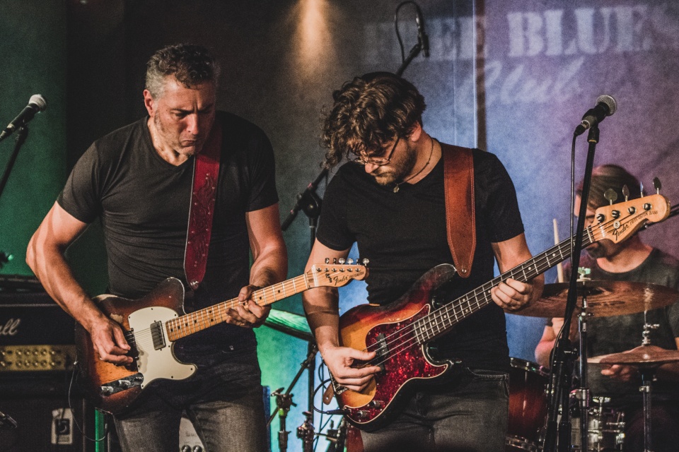 ROB MO i STEFFANO DALLAPORTA - gitara basowa (od prawej) na scenie szczecińskiego Free Blues Clubu. Fot. Lesław Kopecki