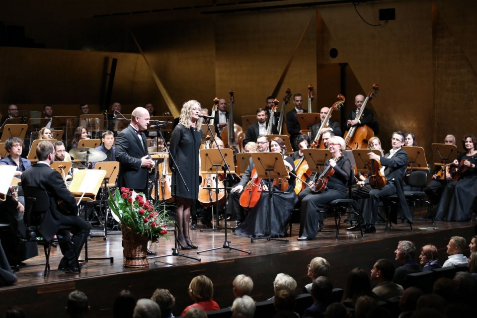 Dorota Serwa – dyrektor Filharmonii i Piotr Krzystek – prezydent Szczecina otwierają koncert jubileuszowy 70-lecia orkiestry Filharmonii im. Mieczysława Karłowicza. Fot. Filharmonia w Szczecinie