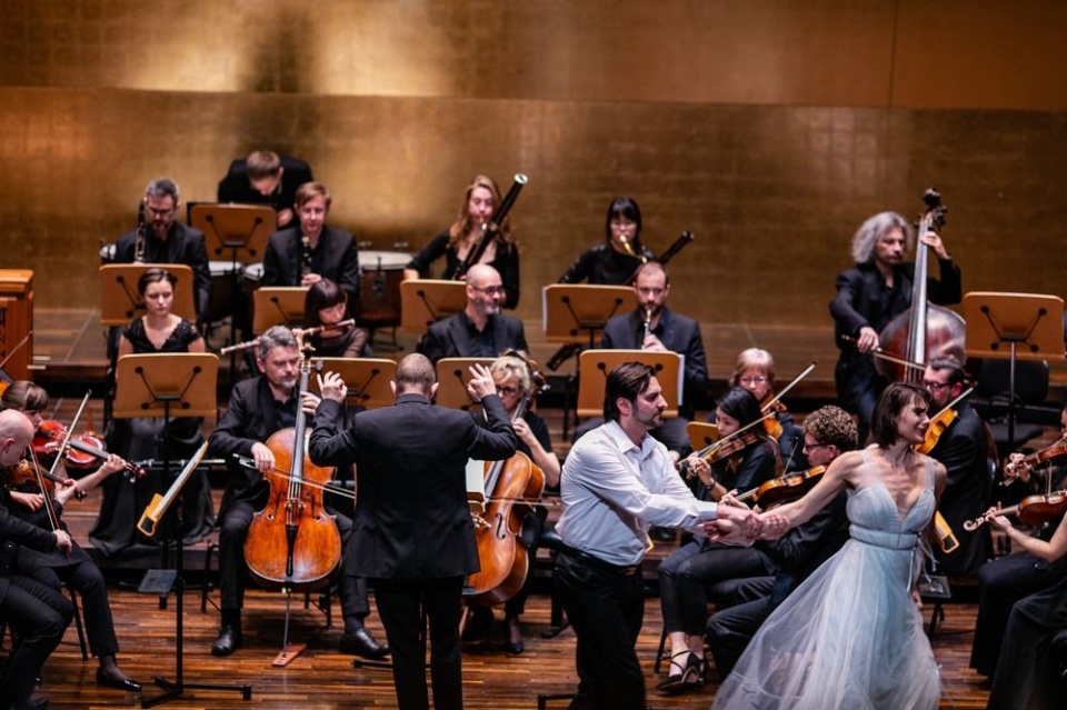 Natalia Kawałek – mezzosopranistka, HALKA i Jakub Pawlik – tenor, JONTEK z Orkiestrą Capella Cracoviensis pod dyrekcją Jana Tomasza Jakubka. Fot. Filharmonia im. Mieczysława Karłowicza w Szczecinie