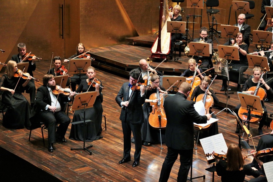 Michael Barenboim – skrzypek z Orkiestrą Filharmonii im. Mieczysława Karłowicza w Szczecinie pod dyrekcją Rune Bergmanna. Fot. [Filharmonia w Szczecinie]