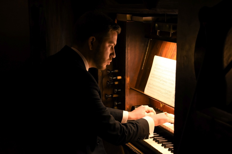 Jakub Stefek – organista zainaugurował Koncerty Grünebergowskie'2019 w kościele pw. Świętego Ducha w Szczecinie-Zdrojach. Fot. [Jan Olczak]