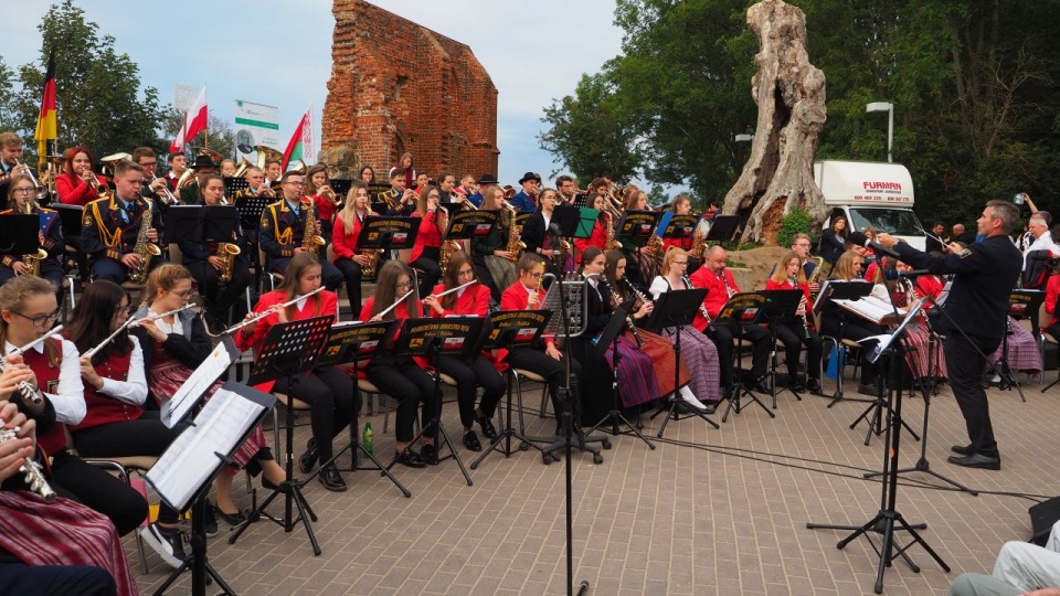 Międzynarodowa Orkiestra Dęta pod dyrekcją Patricka Sheela zagrała w Trzęsaczu na koncercie zamykającym XV Międzynarodowy Festiwal Muzyczny SACRUM NON PROFANUM. Fot. Jan Olczak