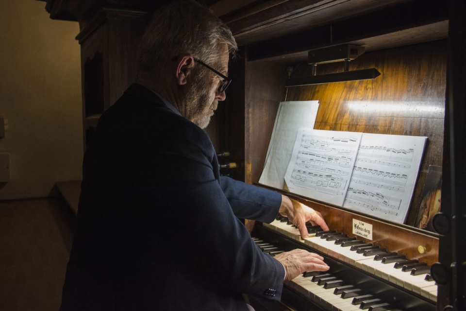 Bogdan Narloch – organista. Koncert Grünebergowski w kościele św. Ducha w Szczecinie-Zdrojach. Fot. [Jan Olczak]