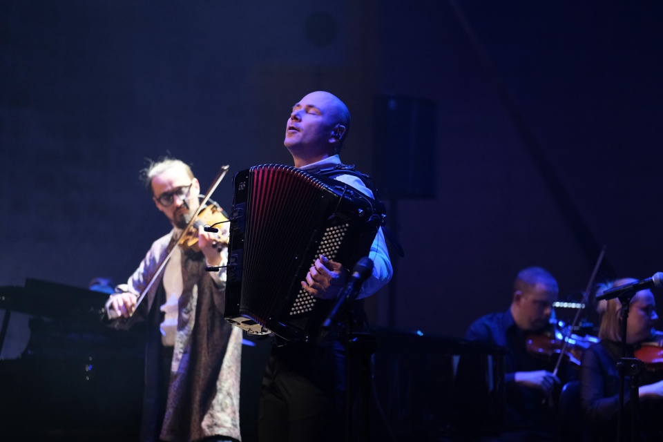 Mateusz Adamczyk – skrzypek (od lewej), Marcin Wyrostek– akordeonista. Fot. [Filharmonia im.Mieczysława Karłowicza w Szczecinie]