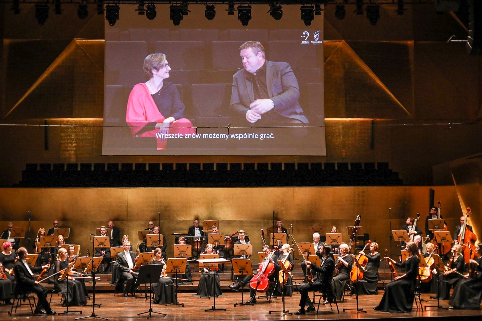 Dorota Serwa – dyrektor Filharmonii i Rune Bergmann – dyrygent, dyrektor artystyczny Filharmonii otwierają 72. sezon artystyczny. Fot. Filharmonia w Szczecinie