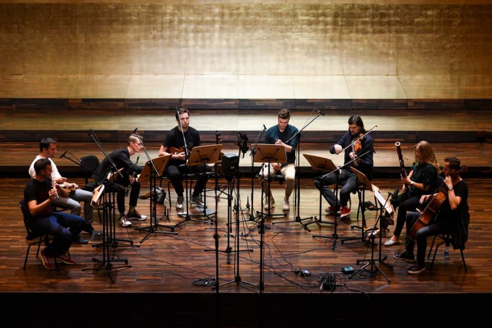 Zespoły „Atom String Quartet” i „Szczecin Philharmonic Wind Quartet” w Złotej Sali Filharmonii im. Mieczysława Karłowicza w Szczecinie. Fot. [Kamila Kozioł]