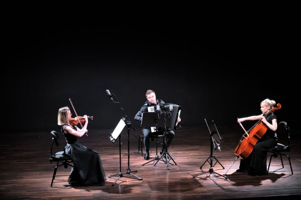 Edyta Wolańska – skrzypaczka (od lewej), Oleg Wolański – akordeonista, Natalia Wesołowska – wiolonczelistka. Fot. [Dariusz Gorajski]