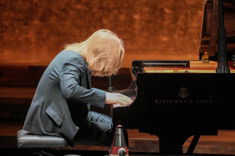 Leszek Możdżer – pianista w złotej sali Filharmonii w Szczecinie. Fot. [Dariusz Gorajski]