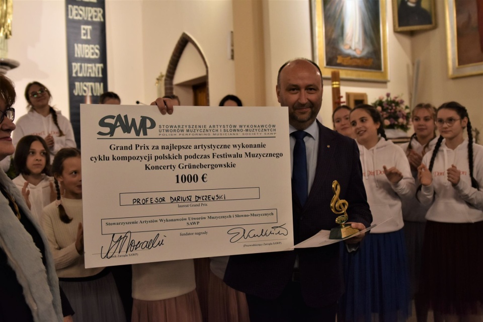 Prof. Dariusz Dyczewski – dyrygent z nagrodą GRAND PRIX SAWP. Fot. [Jan Olczak]