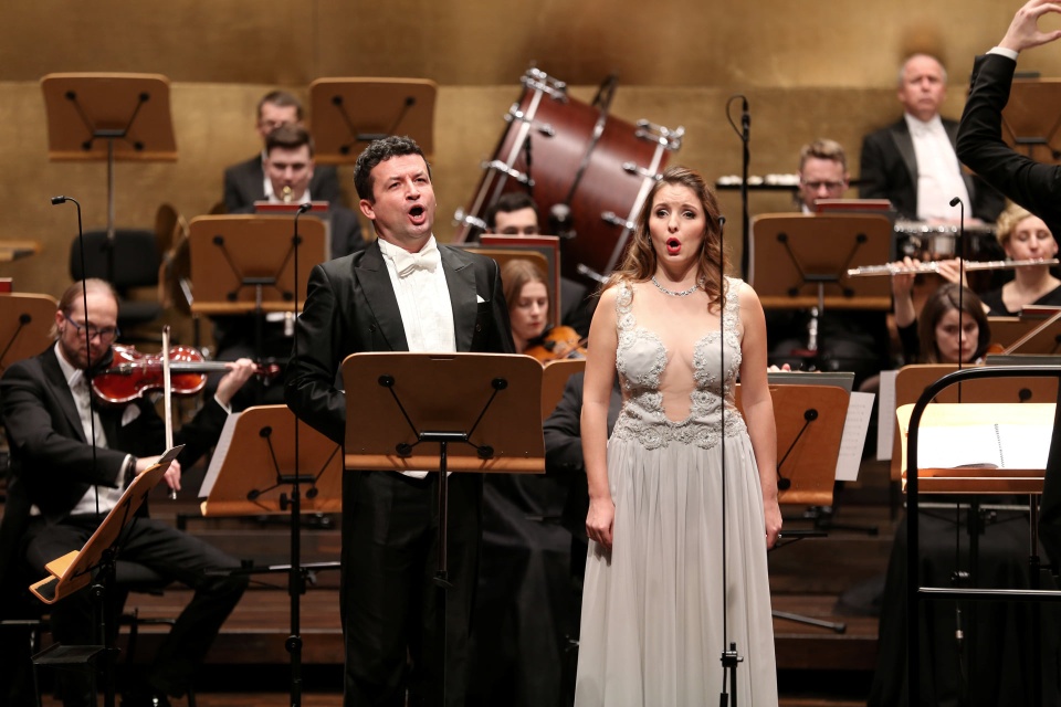 Natalia Rubiś – sopranistka i Krystian Adam Krzeszowiak – tenor. Fot. [Filharmonia w Szczecinie]