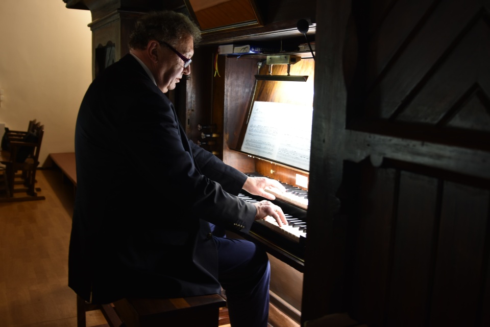 Profesor Andrzej Chorosiński gra na organach Barnima Grüneberga w Kościele św. Ducha w Szczecinie-Zdrojach, 12 czerwca 2022. Fot. Jan Olczak
