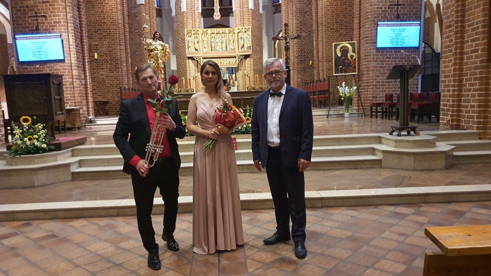 Roman Gryń – trębacz (od lewej), Marika Gryń – mezzosopranistka, Bogdan Narloch – organista. Fot. [Dorian Sierek]