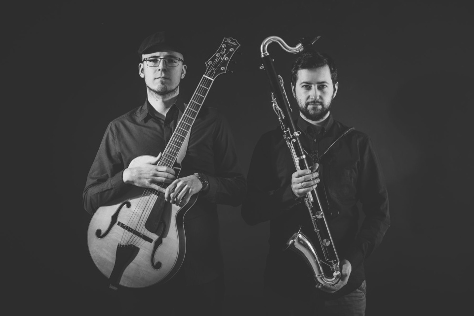 Filip Fiebiger – gitarzysta (od lewej), Tomasz Klepczyński – klarnecista. Duet COMMON TONES. Fot. [Karol Stańczak]