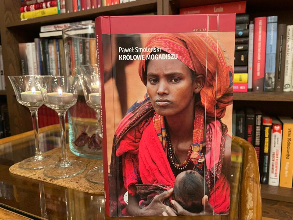 Okładka książki "Królowe Mogadiszu" Pawła Smoleńskiego (Wydawnictwo Czarne)