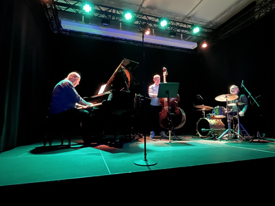 Kuba Stankiewicz – pianista (od lewej), Wojciech Pulcyna – kontrabasista, Sebastian Frankiewicz – perkusista. Fot. Małgorzata Kościuszko [Materiały prasowe Willi Lentza w Szczecinie]