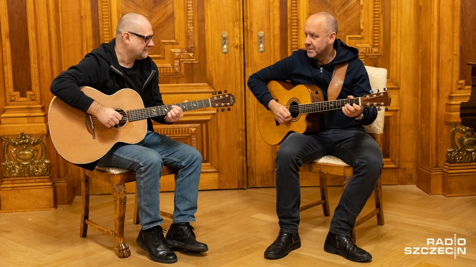 Gitarzyści Artur Lesicki (od lewej) i Marek Napiórkowski. Fot. Robert Stachnik [Radio Szczecin]