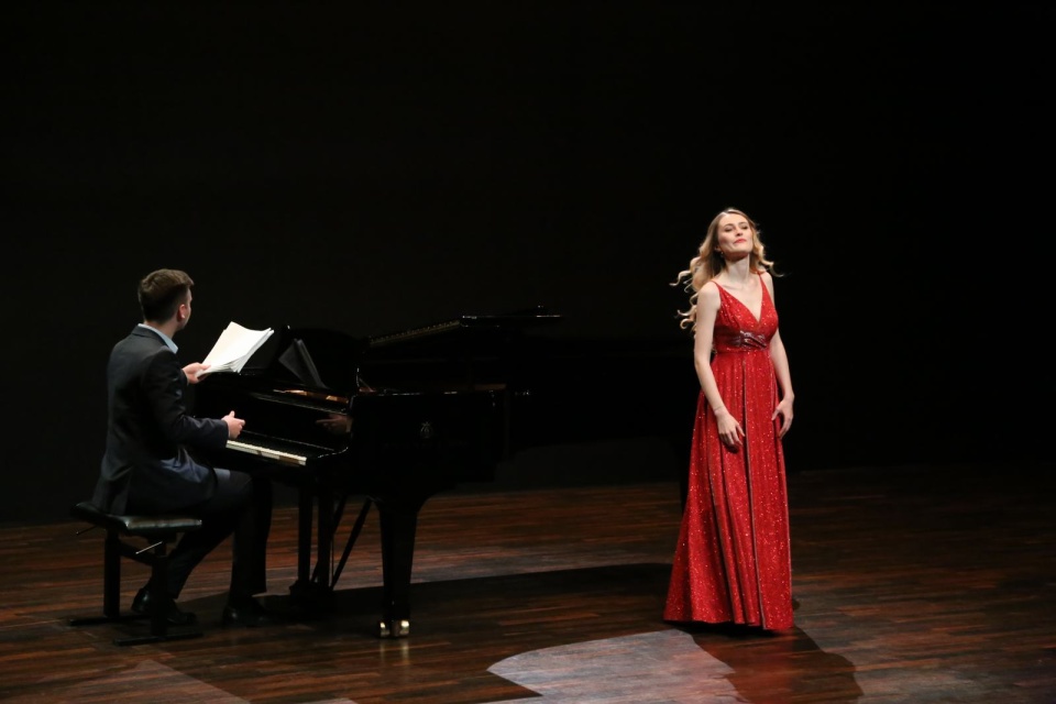Ewelina Osowska – sopranistka i Radosław Zaworski – pianista. Fot. [Filharmonia im. Mieczysława Karłowicza w Szczecinie]