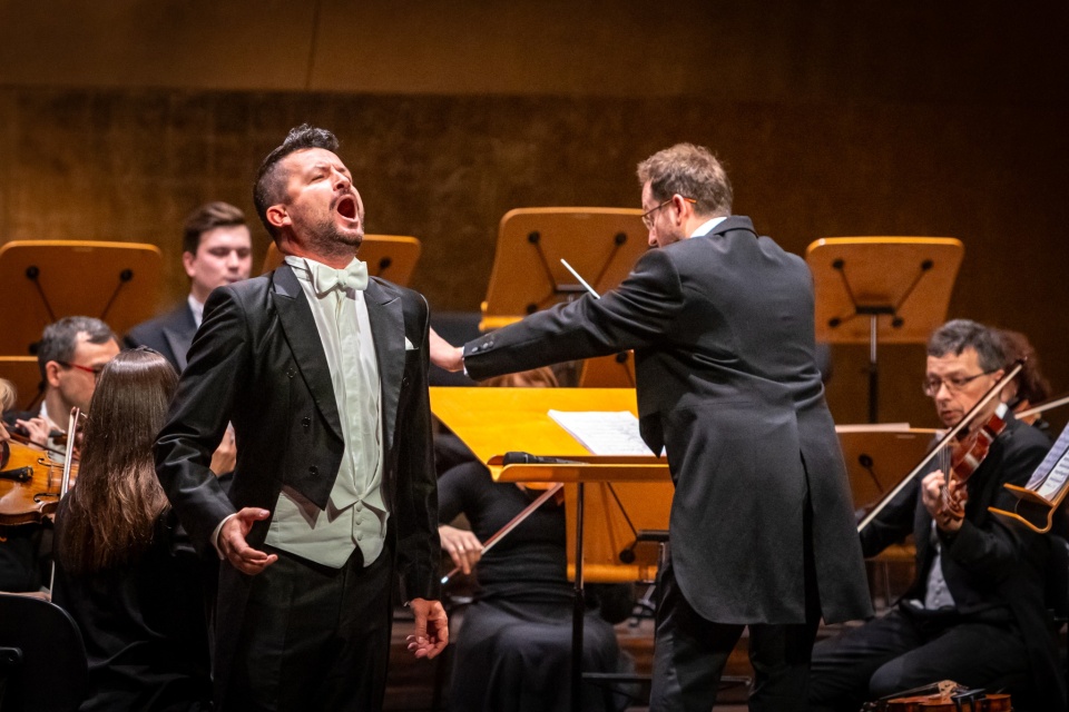 Krystian Adam Krzeszowiak – tenor z Orkiestrą „West Side Sinfonietta” pod batutą Pawła Maślanki. Fot. Sebastian Wołosz