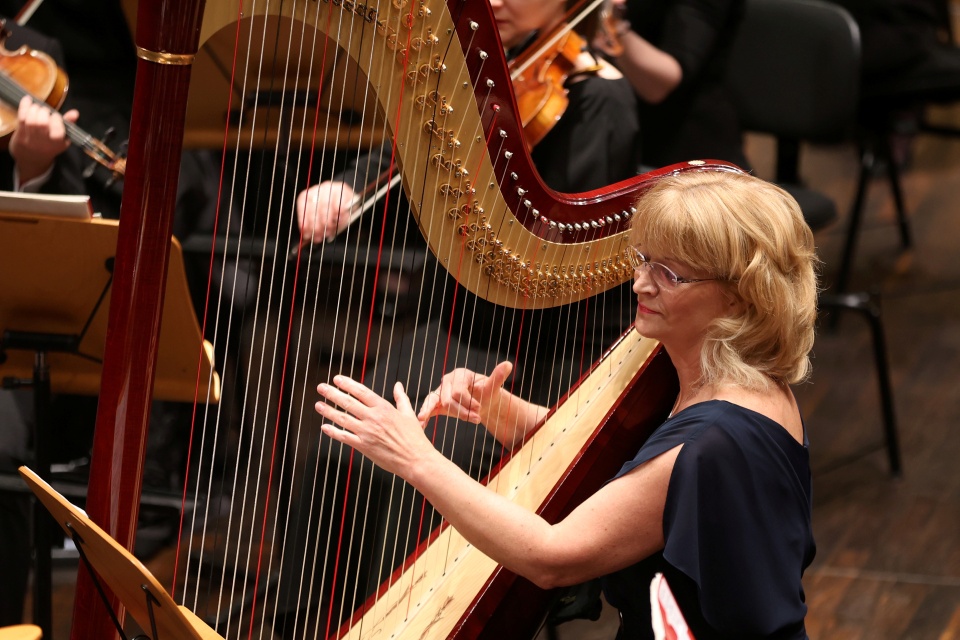 Barbara Stalmierska – harfistka gra z Orkiestrą Symfoniczną Filharmonii im. Mieczysława Karłowicza pod dyrekcją Jakuba Chrenowicza. Fot. Cezary Aszkiełowicz