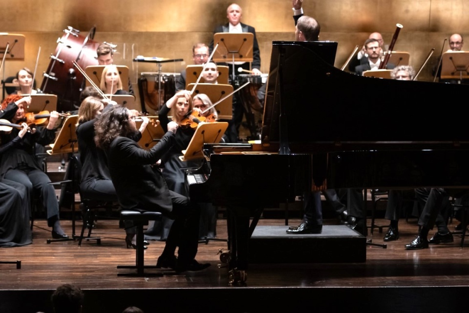 Jakub Kuszlik – pianista z Orkiestrą Symfoniczną Filharmonii im. Mieczysława Karłowicza w Szczecinie pod batutą Przemysława Neumanna. Fot. Sebastian Wołosz