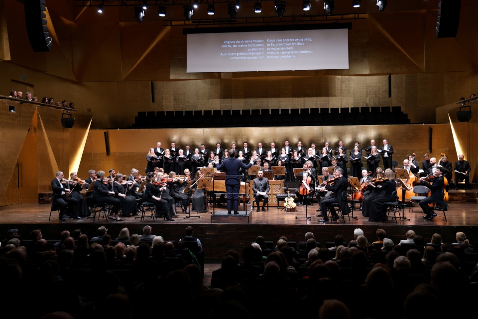Orkiestra Symfoniczna Filharmonii im. Mieczysława Karłowicza w Szczecinie, Chór Filharmonii Narodowej w Warszawie i soliści pod batutą Przemysława Neumanna. Fot. Cezary Aszkiełowicz