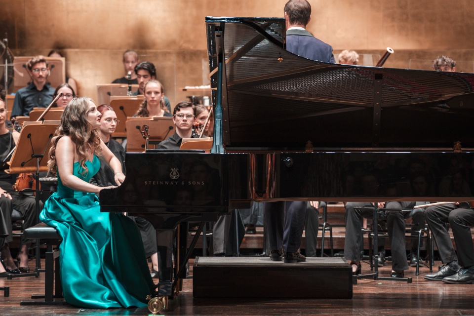 Aleksandra Świgut – pianistka gra z International Lutosławski Youth Orchestra 2025 pod batutą Przemysława Neumanna w Złotej Sali Filharmonii im. Mieczysława Karłowicza w Szczecinie. Fot. Piotr Nykowski