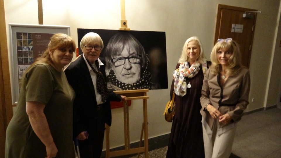 Szacowny Benefisant, Andrzej Tomczak z dziennikarkami Radia Szczecin. Od lewej: Małgorzata Frymus, Agata Rokicka i Anna Kolmer. Książnica Pomorska. 25 września 2025 roku. Fot. Stowarzyszenie Dziennikarzy RP Pomorze Zachodnie