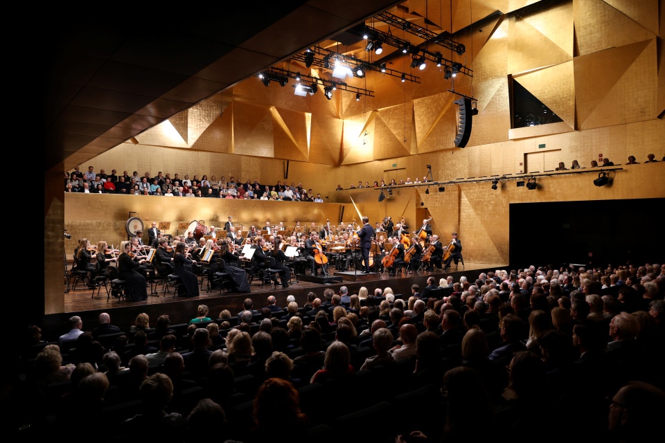 Bruno Phillippe (wiolonczela) i Orkiestra Symfoniczna Filharmonii im. Mieczysława Karłowicza w Szczecinie pod batutą Przemysława Neumanna. Fot. Cezary Aszkiełowicz