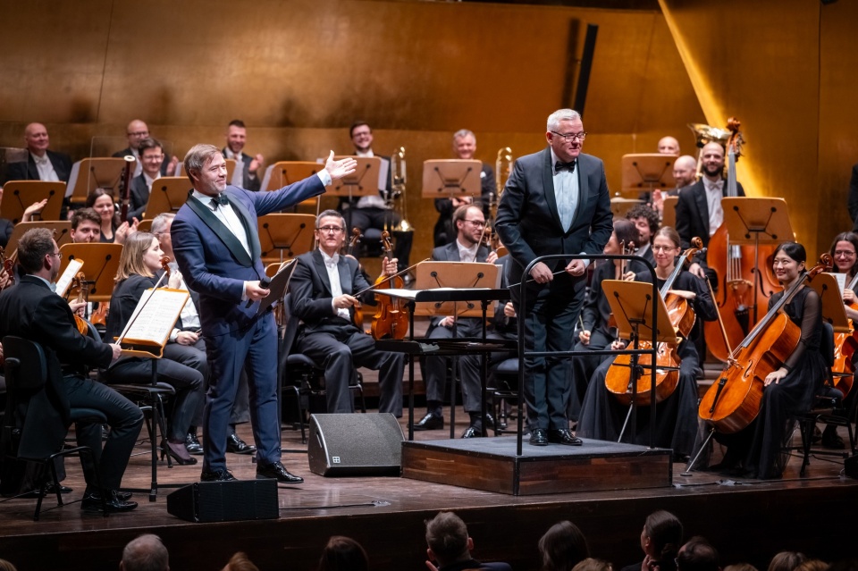 Artur Andrus (od prawej) w roli dyrygenta i Przemysław Neumann – dyrygent w roli śpiewaka przyjmują gorące brawa publiczności. Fot. Sebastian Wołosz