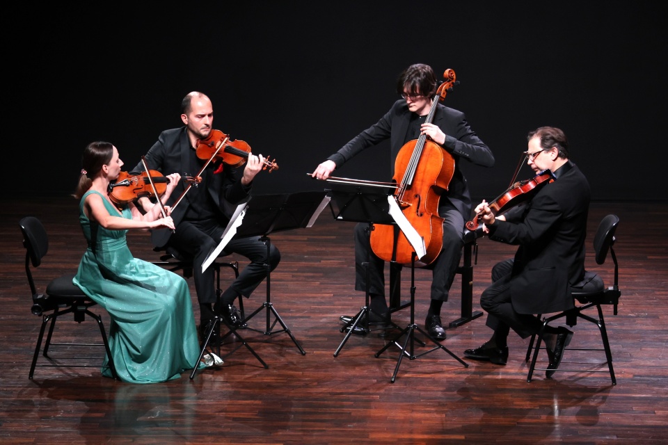 Karol Szymanowski Quartet w składzie: Agata Szymczewska – skrzypaczka (od lewej), Robert Kowalski (skrzypce), Gustaw Bafeltowski (wiolonczela), Volodia Mykytka (altówka). Fot. Cezary Aszkiełowicz